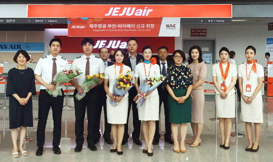 무안국제공항에서 진행된 제주항공의 무안~타이베이 노선 신규 취항식에서 행사에 참석한 내외빈들이 기념촬영을 하고 있다. ⓒ 제주항공