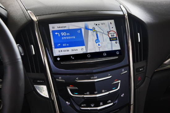 안드로이드 오토를 통해 카카오내비가 작동되고 있는 모습. ⓒ 캐딜락코리아