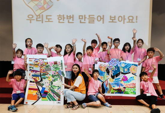 영재 캠프에 참가한 학생들이 합심해 완성한 작품을 들고 기뻐하고 있는 장면. ⓒ 한국GM