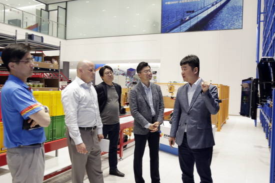 물류 전문가인 에반 암스트롱(왼쪽에서 두번째)이 첨단 R&D센터인 CJ로킨 TES이노베이션센터 차이나를 둘러보고 관계자에게 설명을 듣고 있는 모습. ⓒ CJ대한통운