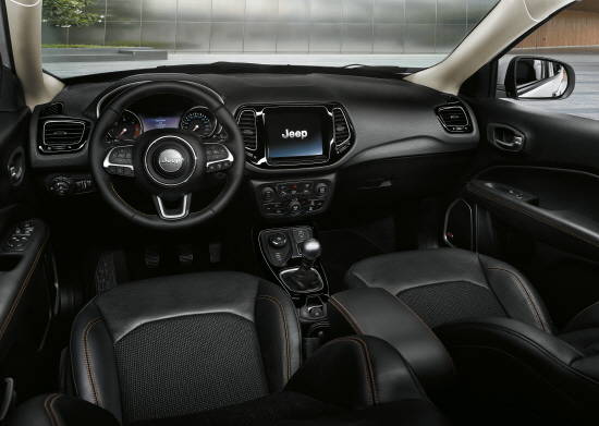 올 뉴 컴패스 실내는 브랜드 시그니처 요소와 함께 감각적 디자인이 어우러져 화려하지 않은 '첨단 우아함'을 어필한다. ⓒ FCA코리아