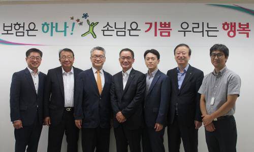 왼쪽 세 번째부터 오른쪽으로 안치홍 밀리만코리아 대표, 주재중 하나생명 사장이 30일 IFRS 계리가정 컨설팅 및 시스템 구축 프로젝트 착수보고회를 마치고 기념 촬영하는 모습. ⓒ 하나생명