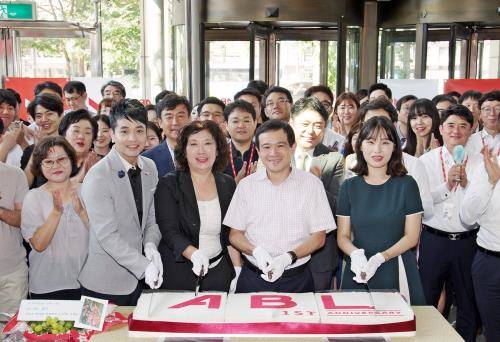 ABL생명 임직원과 설계사 200여명이 1일 서울 여의도 ABL생명 본사에서 출범 1주년 기념사진을 촬영하고 있다. ⓒ ABL생명