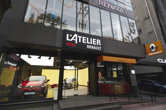 르노삼성은 지난 5월 르노 클리오를 알리기 위한 체험형 브랜드 스토어 '아뜰리에르노 서울'을 운영하기도 했지만, 수입 이미지를 인식시키는 데는 실패한 모습이다. ⓒ 르노삼성자동차