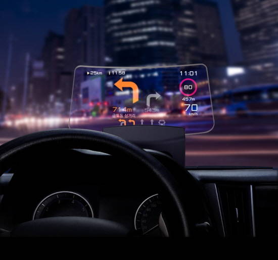 QM3와 르노 클리오 전용 HUD가 운전자 대시보드 상단에 거치된 모습. ⓒ 르노삼성자동차