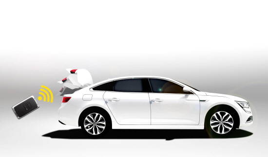 SM6 파워 트렁크는 다양한 방식으로 트렁크를 조작할 수 있는 편의성을 갖춘 것이 특징이다. ⓒ 르노삼성자동차