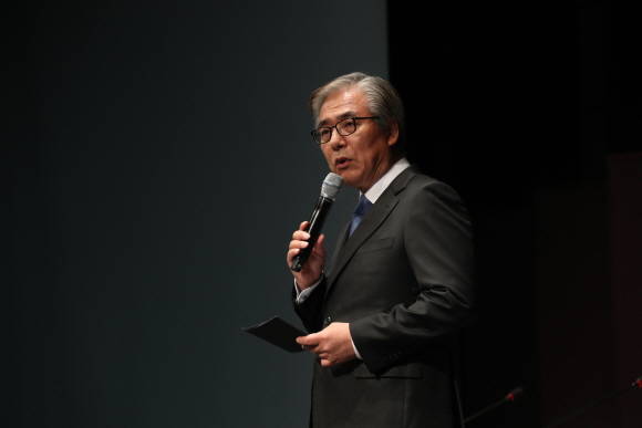 김효준 BMW 그룹 코리아 회장이 최근 잇달아 발생하고 있는 화재 건과 관련한 기자회견을 하고 있는 모습. ⓒ 뉴스1