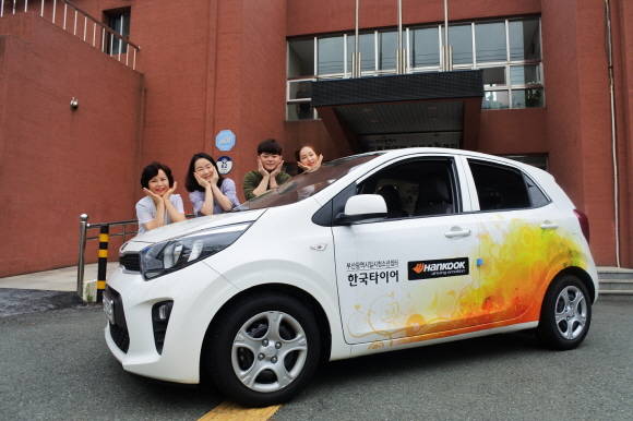 한국타이어나눔재단은 매년 공모를 통해 차량지원을 희망한 사회복지기관 중 최종 50개 기관을 선정해 경차 각 1대씩을 전달한다. ⓒ 한국타이어