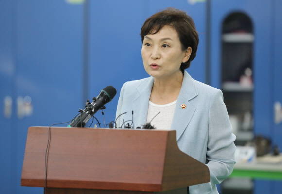 김현미 국토부 장관이 경기도 화성시 한국교통안전공단 자동차안전연구원 내 결함조사센터에서 BMW 차량 화재 관련 리콜제도 보완대책을 발표하고 있다. ⓒ 뉴스1