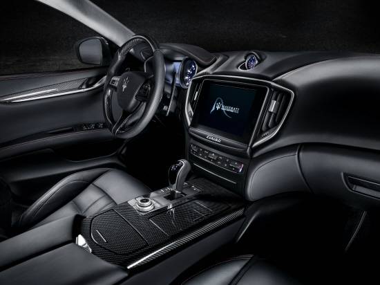 그란스포트 트림 스포츠 시트는 12-웨이 자동 조절 기능과 메모리 기능으로 어떤 환경에서도 안정감 있게 지지하며, 스포츠 스티어링 휠 및 스포츠 페달은 마세라티 레이싱 DNA를 직관적으로 느낄 수 있다. ⓒ 마세라티