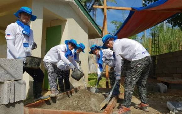현대제철 직원들이 필리핀에 있는 한 초등학교에 울타리를 세우는 봉사활동을 하고 있어요. ⓒ 현대제철