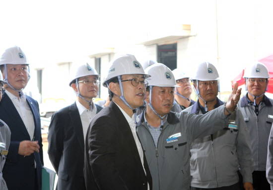 김연수 대아이엔씨 전무로부터 설명을 듣고 있는 김교현 롯데케미칼 사장. (사진 가운데) 김교현 사장, 오른쪽 김연수 전무. ⓒ 롯데케미칼