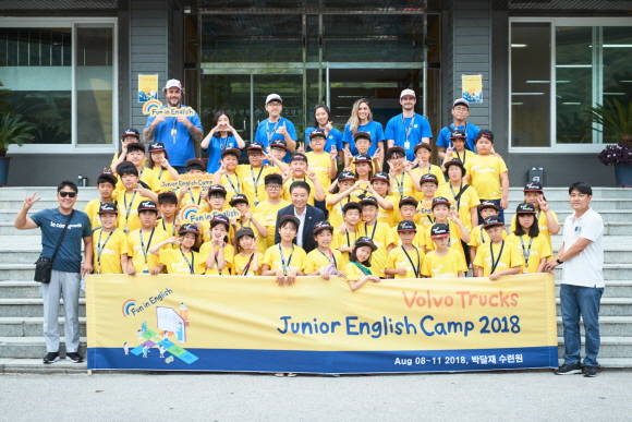 2018 볼보트럭 여름 주니어 영어캠프에 참가한 고객자녀 40여명이 김영재 볼보트럭코리아 사장과 함께 기념사진을 촬영하고 있다. ⓒ 볼보트럭코리아