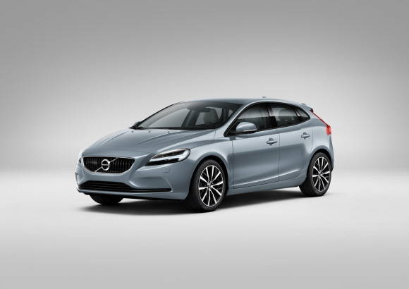 이번 프로모션의 대상인 프리미엄 해치백 V40 D3 모멘텀. ⓒ 볼보자동차코리아