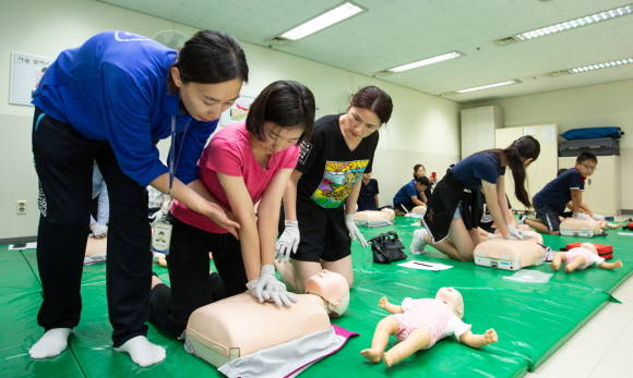 행사에 참석한 임직원과 가족들이 심폐소생술 교육을 받는 모습. ⓒ 대한항공
