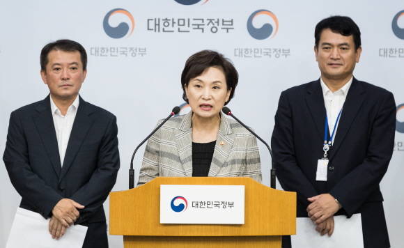 김현미 국토교통부 장관이 14일 서울 종로구 정부서울청사 별관에서 BMW 차량 운행정지 결정 관련 담화문을 발표하고 있다. ⓒ 뉴스1