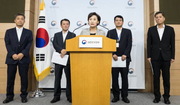 김현미 국토교통부 장관이 14일 서울 종로구 정부서울청사 별관에서 BMW 차량 운행정지 결정 관련 담화문을 발표하고 있다. ⓒ 뉴스1