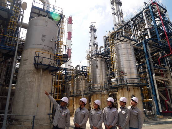 롯데케미칼 신입사원들이 타이탄 말레이시아 공장을 견학하고 있다. ⓒ 롯데케미칼