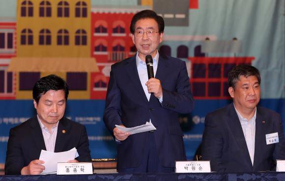 박원순 서울시장이 지난달 25일 서울 중구 대한상공회의소에서 열린 '소상공인 카드수수료 부담 제로 결제플랫폼 업무협약' 체결식에서 인사말을 하고 있다. ⓒ 뉴스1