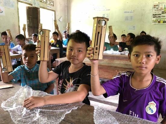 라오스 어린이들이 LG화학 화학놀이터 참가 학생들로부터 선물 받은 태양광랜턴을 들고 기념사진을 찍고 있다. ⓒ LG화학