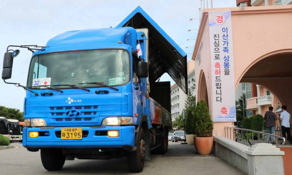 지난 19일 CJ대한통운 차량이 이산가족 상봉단의 집결지인 속초의 한 리조트에서 금강산 이산가족면회소로 가는 이산가족 상봉단의 여행용품 및 선물 등 개인물품을 싣기 위해 대기하고 있다. ⓒ CJ대한통운