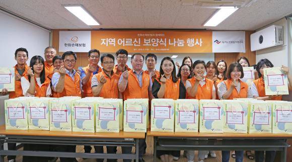 한화손해보험 재경지역 임직원 봉사단이 21일 강서노인종합복지과에서 지역 독거 어르신을 위해 여름철 보양식을 대접하고 기념 촬영하는 모습. ⓒ 한화손해보험