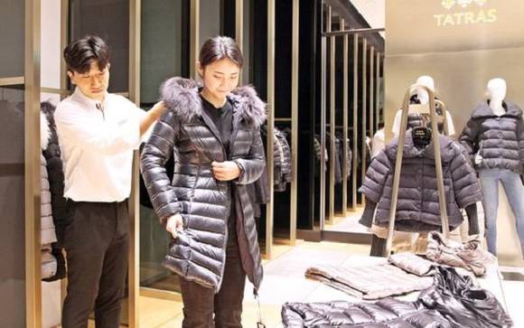 신세계센텀시티의 패딩 판매하는 매장이예요. 손님이 패딩을 입어보고 있어요. ⓒ 신세계센텀시티