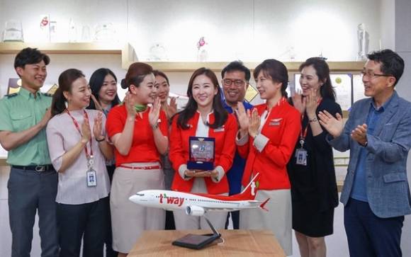 지난 6월30일 기준 5000시간 넘게 비행시간을 기록한 티웨이항공 객실승무원이 감사패를 받은 뒤 동료들과 기념사진을 찍었어요. ⓒ 티웨이항공