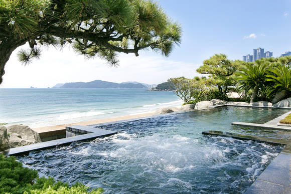 해운대해수욕장을 한눈에 조망하는 노천스파 '씨메르' 전경. ⓒ 파라다이스호텔 부산