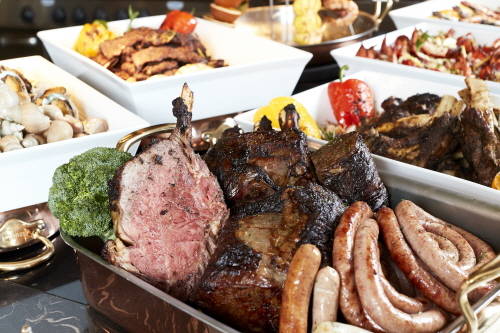 육즙이 살아있는 고기, 싱그러운 향과 아삭한 식감의 야채와 과일을 찾아 사용하는 게 온 더 플레이트의 자랑이다. ⓒ 파라다이스호텔 부산