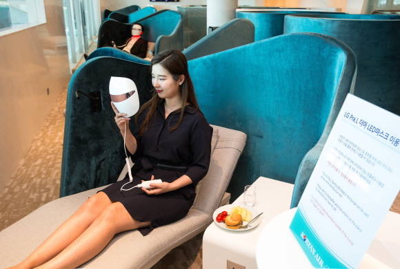 대한항공이 27일부터 인천공항 일등석 라운지 내에서 LG 프라엘 뷰티기기 체험 서비스를 실시한다. ⓒ 대한항공