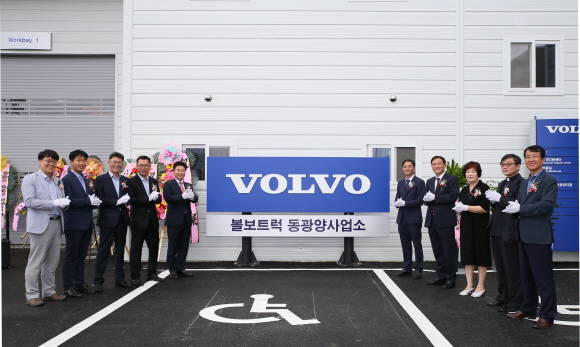 개소식에 참석한 김영재 볼보트럭코리아 사장(왼쪽 다섯번 째)을 비롯한 임직원 및 관계자들이 기념사진을 촬영하고 있다. ⓒ 볼보트럭코리아