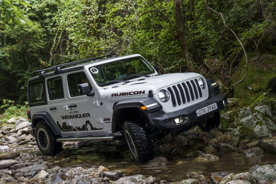 완전히 새로운 JL 랭글러는 헤리티지에 충실한 현대적 디자인을 비롯해 △독보적인 오프로드 성능 △자유 선사하는 개방감 △새로운 파워트레인으로 향상된 연료 효율성 △개선된 온로드 성능 △안전 및 첨단 기술의 집약체로 평가받고 있다. ⓒ FCA 코리아