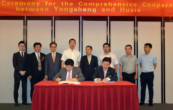 신유동 휴비스 대표이사(오른쪽)와 이성 영성신소재 사장이 지난 27일, 중국 항저우 그랜드 뉴센트리 호텔에서 합작법인 설립계약서에 사인하고 있다. ⓒ 휴비스