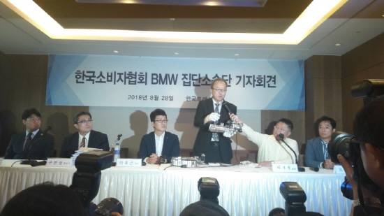 한국소비자협회 소송지원단은 BMW 화재 원인과 관련해 "배출가스 감소를 위해 주행 중에도 바이패스 밸브를 열리게 하는 위험한 ECU(전자제어장치) 세팅이 원인으로 지목된다"고 발표했다. = 전훈식 기자