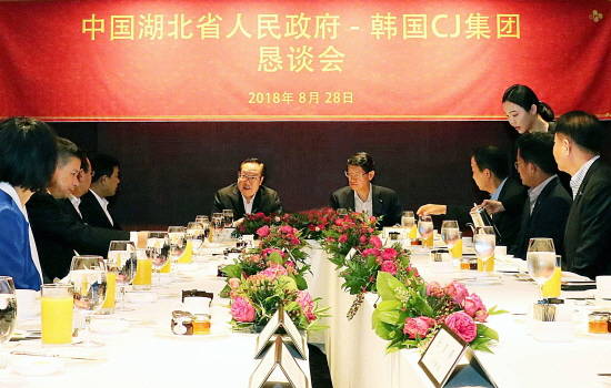 왕샤오동 성장(가운데 왼쪽)과 박근태 사장(가운데 오른쪽), CJ와 허베이성 인민정부 방한단 관계자들이 양측 협력 확대에 대해 대화를 나누고 있다. ⓒ CJ대한통운
