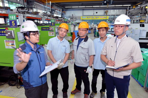 안전진단을 위해 대한산업안전협회와 현대모비스가 합동으로 협력사 작업장을 점검하고 있다. ⓒ 현대모비스