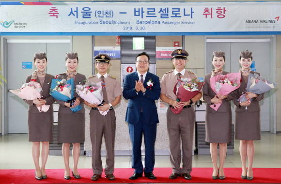 아시아나항공의 바르셀로나 취항식에 참석한 문명영 아시아나항공 여객본부장(왼쪽 네번째)과 임직원들이 기념촬영을 하고 있다. ⓒ 아시아나항공