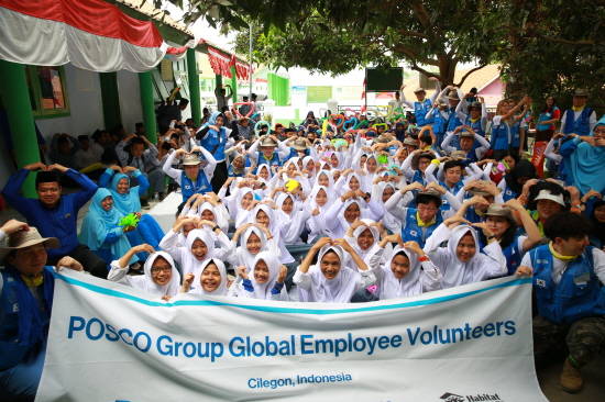 포스코 임직원 글로벌 봉사단이 인도네시아 찔레곤시 뜨갈 라뚜 마을에서 봉사활동을 마치고, 주민들과 기념촬영을 하고 있다. ⓒ 포스코