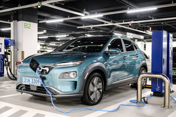 코나 일렉트릭의 배터리 충전 시간은 64kWh 배터리 기준으로 100kW 급속충전(80%)시 54분, 7kW 완속충전(100%)시 9시간35분이 소요된다. ⓒ 현대자동차