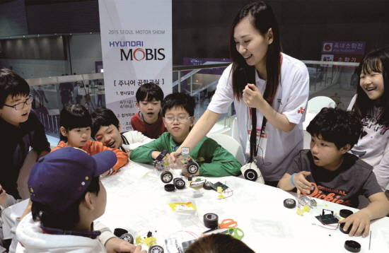 현대모비스 주니어 공학교실에는 최근 5년간 약 200여개 초등학교 학생들 3만여명과 직원 2000여명이 참여했다. ⓒ 현대모비스