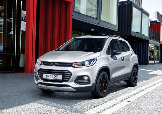 쉐보레가 블랙과 레드 컬러 액센트를 가미해 절제된 세련미를 연출하는 '트랙스 레드라인 에디션'을 출시한다. ⓒ 한국GM