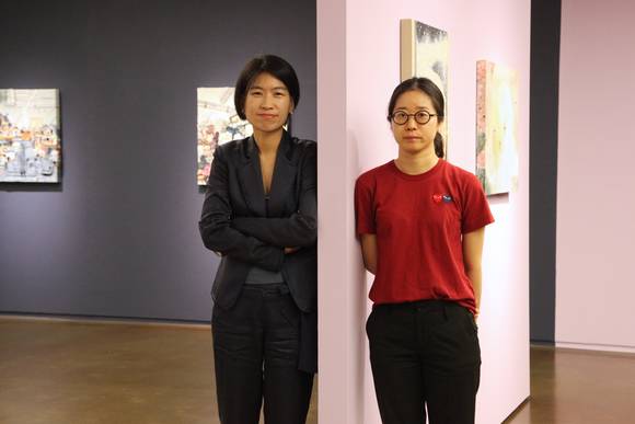 신세계센텀시티 6층 캘러리에서 함께 신작전시회를 연 최소영(좌)·김한나 작가. ⓒ신세계센텀시티