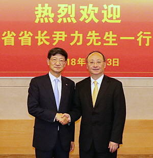 서울 중구 CJ인재원에서 열린 회담에서 기념사진을 촬영하고 있는 박근태 사장(왼쪽)과 인리(尹力) 중국 쓰촨성(四川省) 성장(사진). ⓒ CJ대한통운