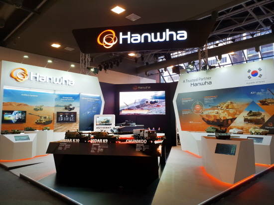 한화그룹 방산계열사가 '랜드포스 2018'에서 선보인 'AS 21 레드백 장갑차 등 다양한 무기체계와 솔루션은 각 국 군 관계자 이목을 끌었다. ⓒ 한화