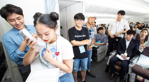 행사에 참가한 SNS 회원이 기내방송 체험을 하는 모습. ⓒ 대한항공