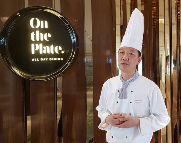 오픈전부터 '온 더 플레이트'의 음식구성과 식자재 구매 등 전체를 총괄하고 있는 이연화 책임 셰프(48). ⓒ 프라임경제