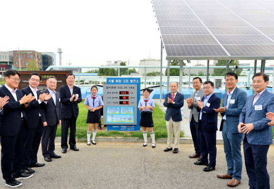 서울 성동구 중랑물재생센터에서 진행된 '희망 그린 발전소' 준공식에는 (왼쪽부터) △김태호 에너지나눔과평화 대표 △박준성 LG화학 대외협력담당 상무 △예종석 사회복지공동모금회 회장 △박진수 LG화학 부회장 △김정욱 녹색성장위원회 공동위원장 △배광환 서울특별시 물순환안전국장 등이 참석했다. ⓒ LG화학