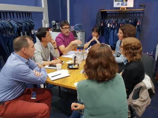 효성티앤씨는 독일 뮌헨 MOC에서 열린 글로벌 데님 트렌드를 한 눈에 볼 수 있는 블루존 전시회에 '효성 크레오라' 전시 부스를 마련하고, 글로벌 데님 원단 관계자 및 고객사와 만나 향후 트렌드 전망 및 원단 개발 관련 논의를 활발히 펼쳤다. ⓒ 효성