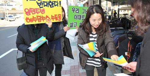 해수 담수화 수돗물 문제를 제기하는 기장 주민들. 부산시가 담수화 재추진을 공론화 명목으로 다시 검토하고 있어 파장이 예상된다. ⓒ 뉴스1